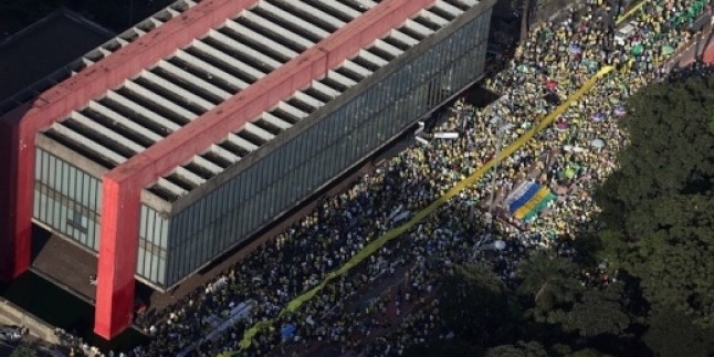 Yüzbinlerce Brezilyalı devlet başkanını protesto etti