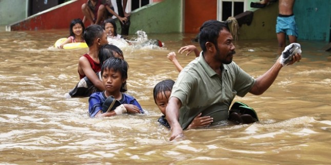 Endonezya’da bine yakın ev su altında kaldı