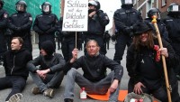 Almanya’da gerçekleştirilen G-7 Dışişleri Bakanları zirvesi yüzlerce kişinin protestosuyla karşılaştı