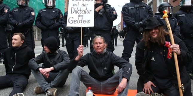 Almanya’da gerçekleştirilen G-7 Dışişleri Bakanları zirvesi yüzlerce kişinin protestosuyla karşılaştı