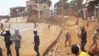 Gine’de seçim takvimini protesto eden muhalefet sokağa döküldü, protestolar sırasında çıkan çatışmalarda bir kişi öldü.