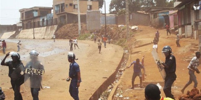 Gine’de seçim takvimini protesto eden muhalefet sokağa döküldü, protestolar sırasında çıkan çatışmalarda bir kişi öldü.