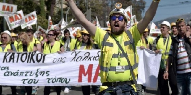 Yunanistan’da kapatılması gündeme gelen madende çalışan işçiler Atina’da eylem yaptı.