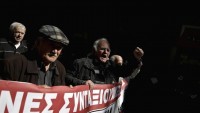 Yunanistan’da bu kez de emekliler, kemer sıkma politikalarına karşı sokağa çıktı.