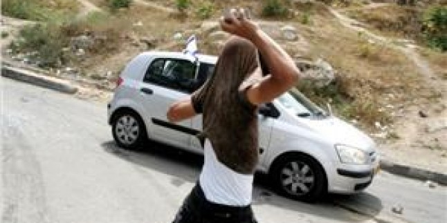Kudüslü Gençlerin Taşlı Saldırısına Uğrayan Siyonist Yaralandı