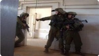 Korsan İsrail güçleri Filistinlilere ait işyerlerine baskın düzenleyerek mallara, araçlara ve bilgisayarlara el koyuyor