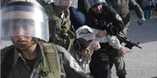 Korsan İsrail Askerleri, Yürüyüş Yapan Filistinlilere Saldırdı