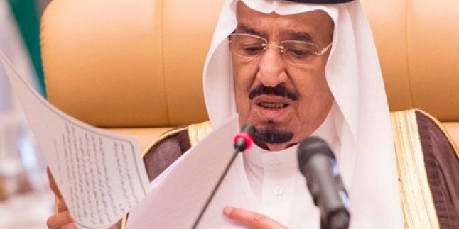 Suud Kralı, Riyad’da Körfez Ülkeleri İşbirliği Konseyi’nin Olağan 15. Toplantısında Konuşma Metnini Kaybetti.