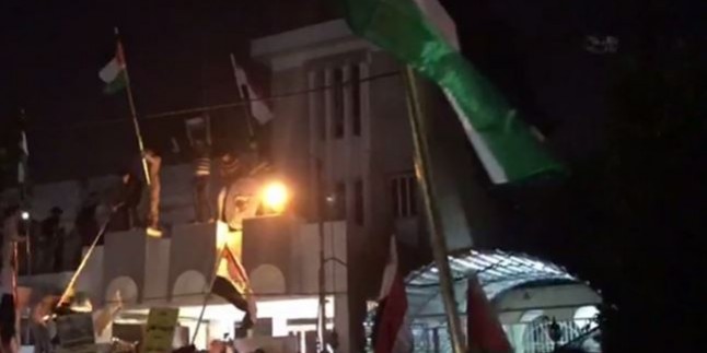 Irak halkı Bahreyn elçiliğine Filistin bayrağını astı