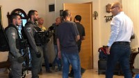 Siyonist İsrail Polisi Filistin Yönetimine Bağlı Kudüs İşleri Bakanı Fadi el-Hedmi’yi Evini Basarak Gözaltına Aldı