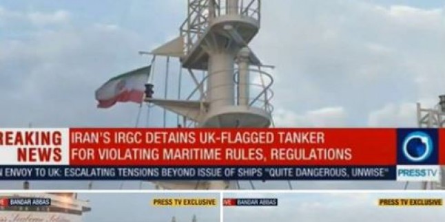 İran, El Koyduğu Petrol Tankerindeki İngiliz Bayrağını İndirip İran Bayrağını Çekti