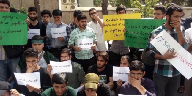 İranlı öğrenciler Hindistan’ı protesto etti
