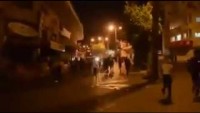 Filistinli gençler siyonist israil askerlerine sokaklarda karşılık verdi