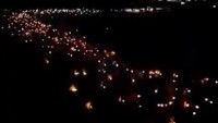 Bahreyn’de gündüz definine izin verilmeyen şehit cenazeleri gece meşale yürüşüyü ile defnedildi