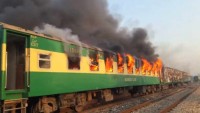 Pakistan’da tren faciası: En az 62 kişi hayatını kaybetti