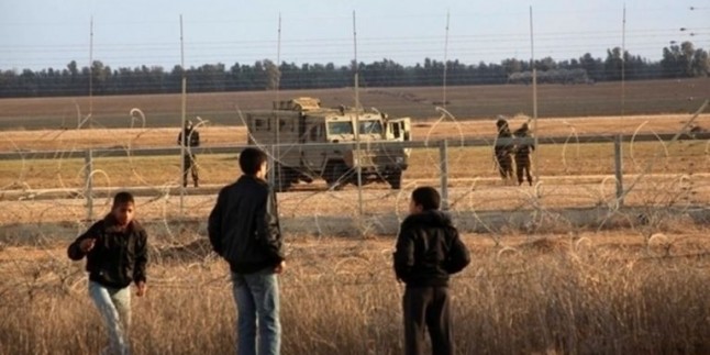 Filistinli Gençler Bir İsrail Kapısını Kırarak Bazı Teçhizatlara El Koydular
