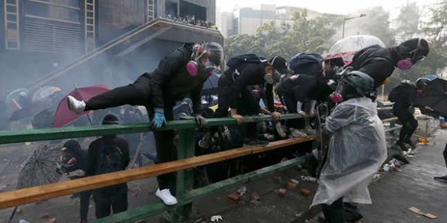 Hong Kong’da protestolar devam ediyor: Yakın tarihin en büyük siyasi krizi!