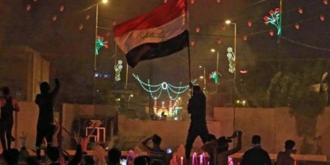 Irak’ta, ABD ve Siyonist rejimin bayrağı ateşe verildi