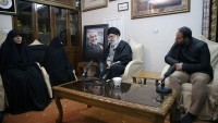 İmam Seyyid Ali Hamanei, Şehid Kasım Süleymani’nin Tahran’daki Evine Taziye Ziyaretine Gitti