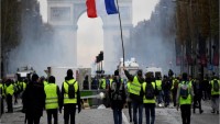 Fransa’da Sarı Yeleklilerin Protestoları Dinmiyor: Son Gösterilerde 5 kişi yaralandı