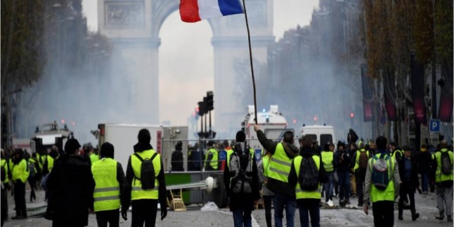 Fransa’da Sarı Yeleklilerin Protestoları Dinmiyor: Son Gösterilerde 5 kişi yaralandı