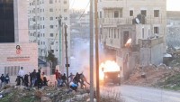 Filistinli Direnişçiler, işgal ordusunun askeri aracını ateşe verdiler
