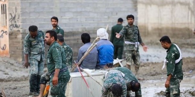 İran Devrim Muhafızları’nın Sel Mağduru Afetzadelere Yardımı Devam Ediyor