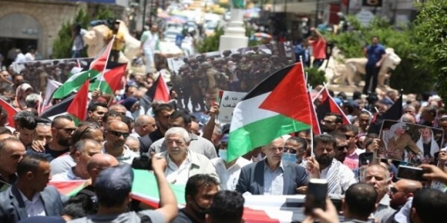 Batı Şeria’da Filistinliler Sokaklara Döküldü