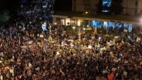 Tel Aviv’de binlerce kişi Netanyahu hükümetini protesto etti