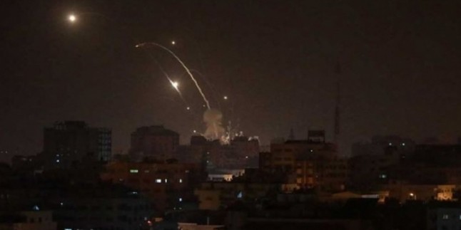 İşgalci İsrail savaş uçakları, Gazze’de çeşitli bölgelere hava saldırısı düzenledi