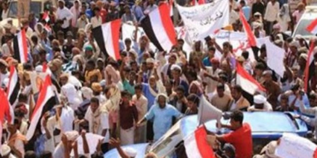 Yemen’in güneyinde binlerce kişi, Siyonist rejimle ilişkileri normalleştirme girişimlerini protesto etti