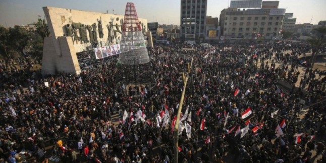 Irak halkı, direniş cephesinin şehit komutanlarıyla biat tazeledi