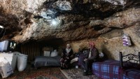Tehcire direnen el-Mufekkara köyü sakinleri mağaralarda yaşıyor