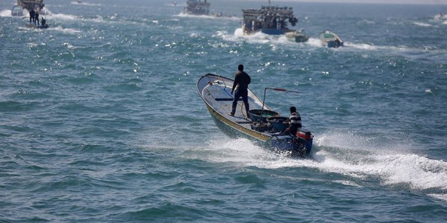 İşgal güçleri Filistinli balıkçıların teknesini batırdı