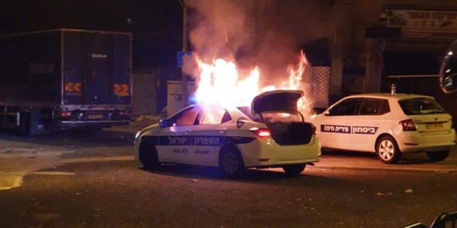 Filistinli Mücahitler Haifa’da siyonistlere ait polis aracını yaktı