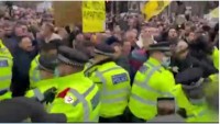 Londra’da polis ve koronavirüs tiyatrosunu protesto edenler arasında çatışma!