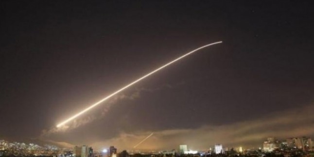 Siyonist rejim uçakları Şam’a saldırı düzenledi
