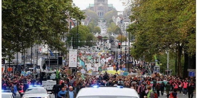 Brüksel’de BM İklim Zirvesi öncesi protesto yürüyüşü: ‘Geleceğiniz İçin Yürüyün’