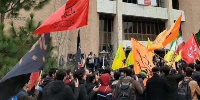 Tahran üniversiteleri öğrencilerinden Şah Çerağ Türbesi’ndeki şehitler için yas merasimi
