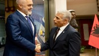 Arnavutluk Başbakanı Edi Rama, işgal altındaki Kudüs kentinde Siyonist Rejim Başbakanı Yair Lapid ile bir araya geldi