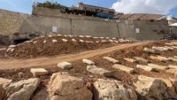 Filistinliler, terörist İsrail’in sahte mezarlarını protesto etti