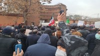 Fransız Büyükelçiliği Önünde İranlı Halk ve Öğrenciler Protesto Gösterisi Yaptı