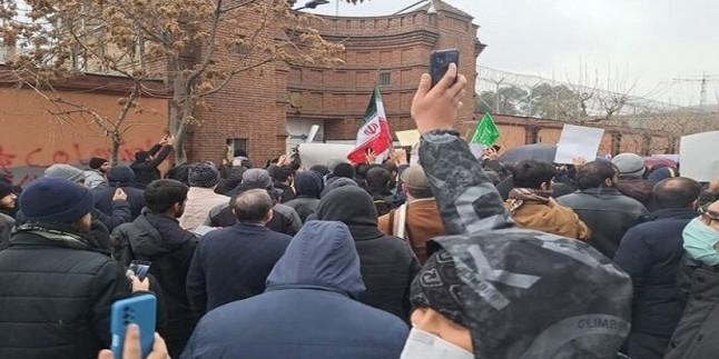 Fransız Büyükelçiliği Önünde İranlı Halk ve Öğrenciler Protesto Gösterisi Yaptı