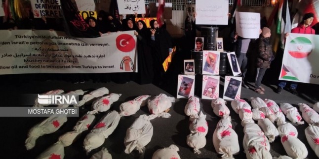 Meşhed öğrencileri Türkiye konsolosluğu önünde Türkiye’nin İsrail’e desteğini protesto etti