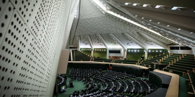 İran Meclisi Suriye’deki füze saldırısını kınadı