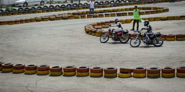 İslami İran’daki kadınlardan moto race yarışması