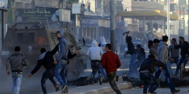 Siyonist İsrail rejimi askerleri  17 Filistinliyi hedef alarak yaraladılar