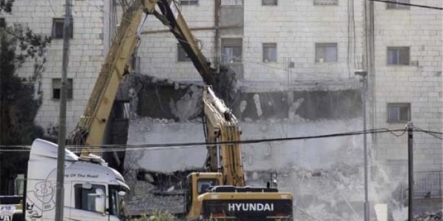 Siyonistler Filistinlilerin yüzlerce evini yıktı
