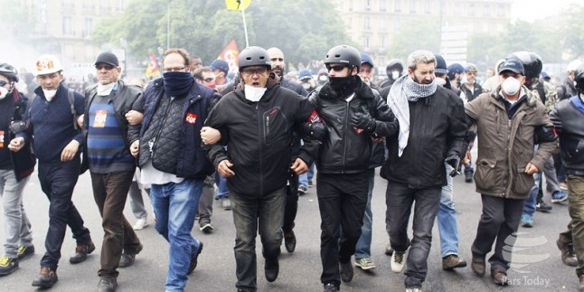 Paris’te polis ve göstericiler arasında çatışma