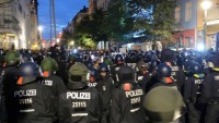 Berlin’de polisle radikal solcular çatıştı: 123 polis yaralı